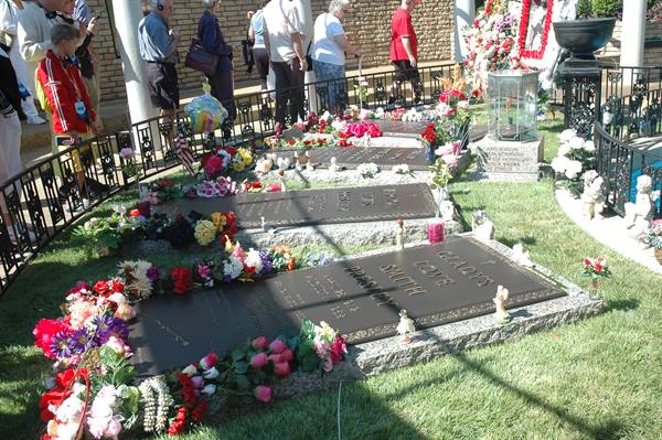 GRACELAND FAMILY GRAVES  (ELVIS, HIS MOTHER, FATHER, A BROTHER)