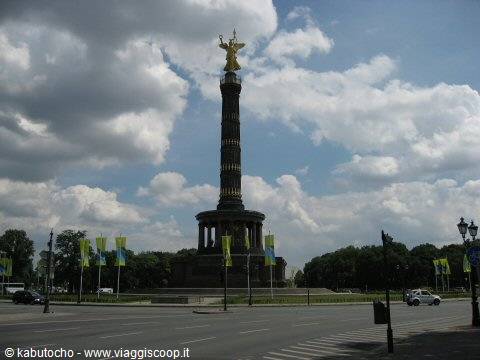 Golden Victory Column in Berlin under cloudy sky, crosswalk in foreground