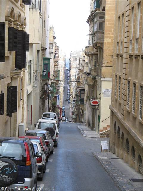 narrow alleys of Valletta