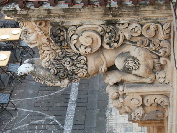 Noto, embroidered balconies.