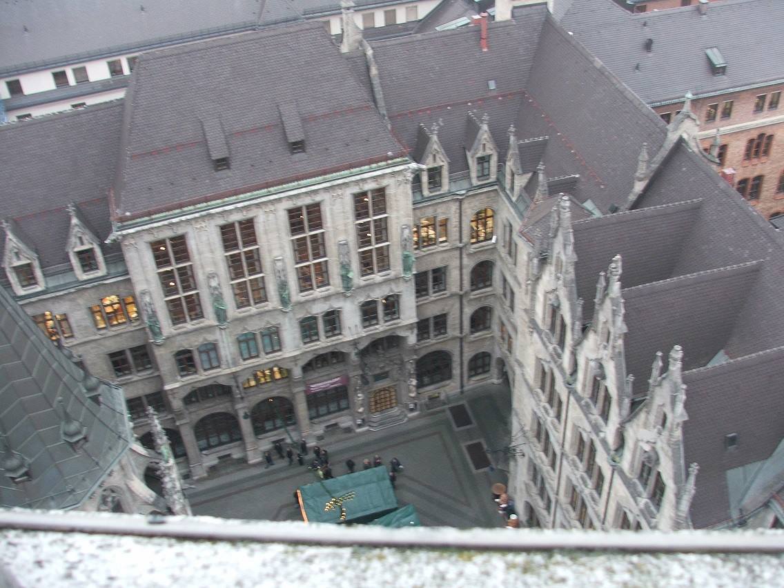 Cortile del Neues Rathaus di Monaco visto dall'alto tra guglie neogotiche