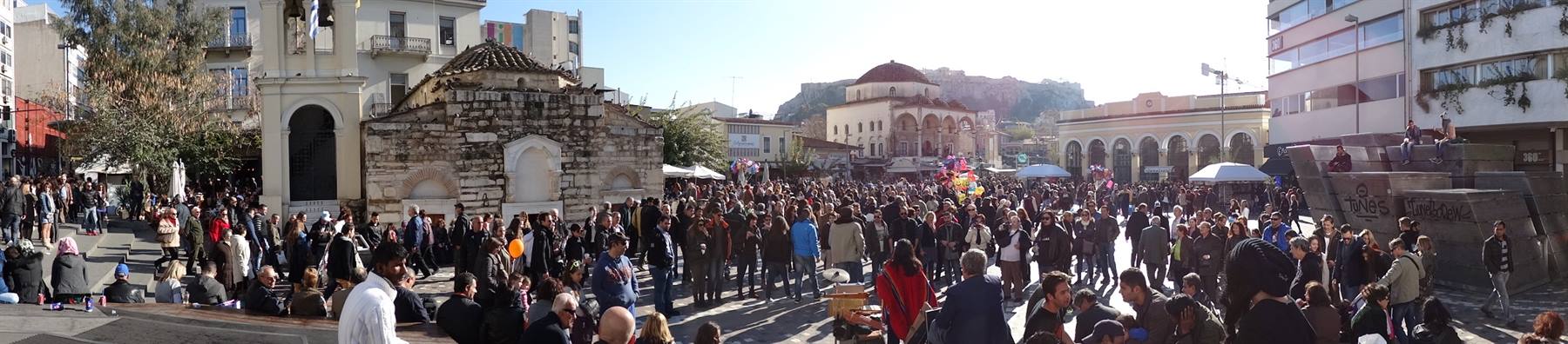 Folla nella piazza di Monastiraki ad Atene, vicino alla vecchia chiesa di pietra