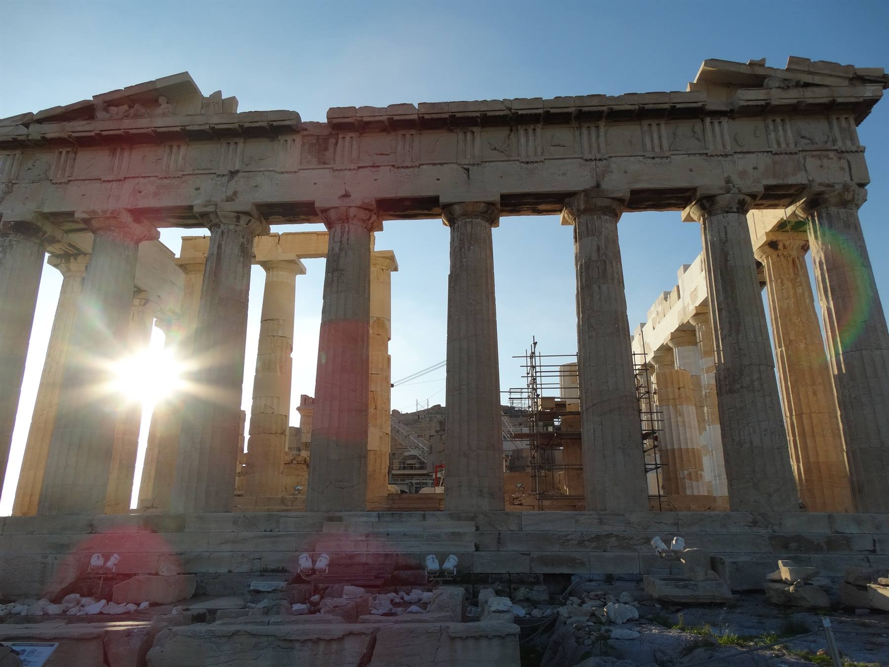Sole tra le colonne di marmo del Partenone sull'Acropoli di Atene