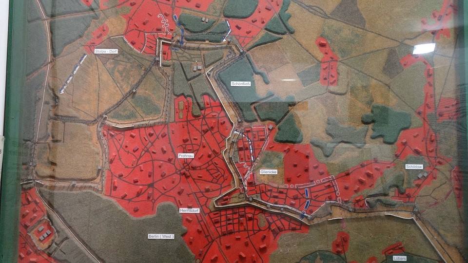 Mappatura in rilievo di città fortificata, zone rosse su modelle in vetro