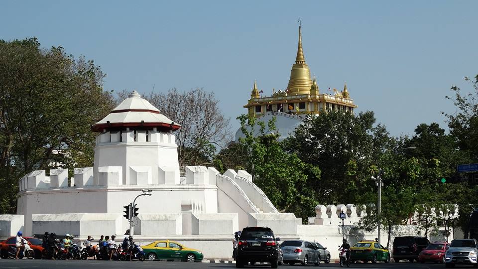 Forte bianco Mahakan e Monte d'Oro a Bangkok, traffico sotto il sole