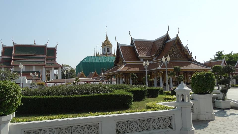 Padiglioni Thai con tetti dorati e Loha Prasat, giardini curati, Giappone? No: Wat Ratchanatdaram, Bangkok
