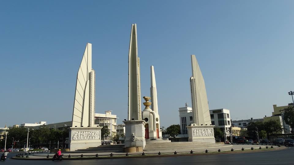 Monumento alla Democrazia a Bangkok, obelischi in cemento circondano il trofeo centrale