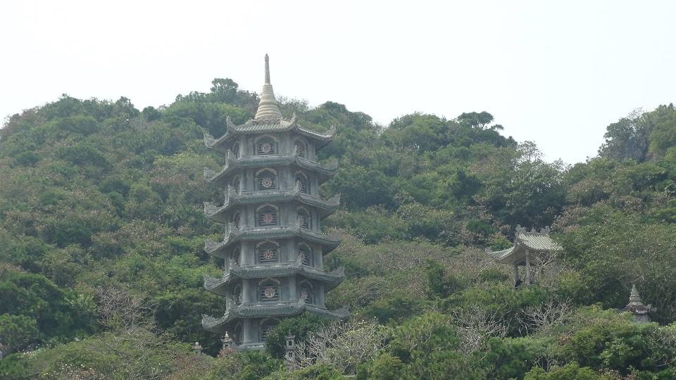 pagoda a più piani in pietra tra gli alberi verdi della collina, Danang