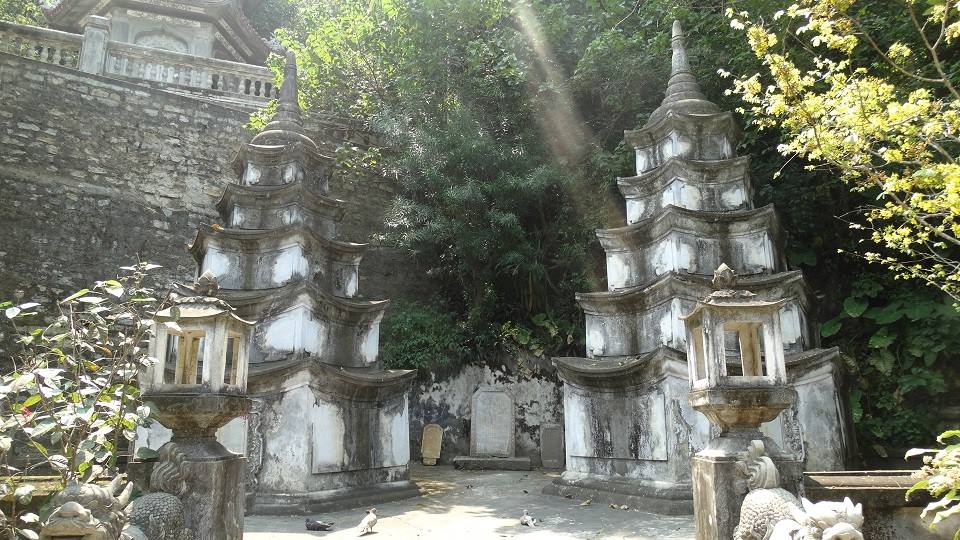 Due pagode in pietra bianca tra la vegetazione verde, luce solare