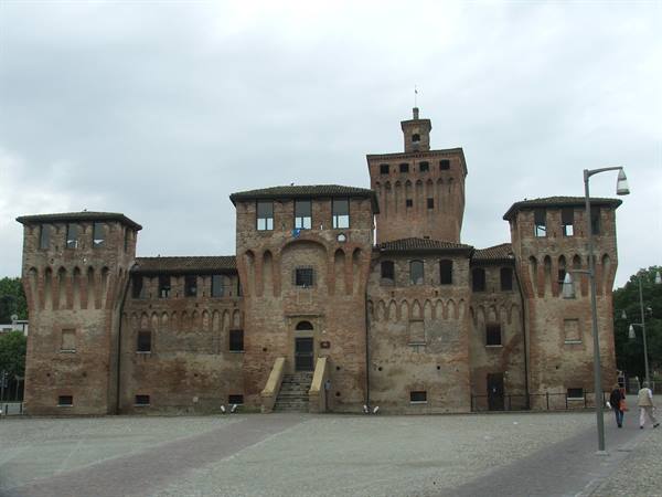 Cento, Castle