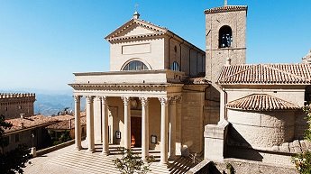 Basilica di San Marino con colonne neoclassiche e campanile sotto il sole