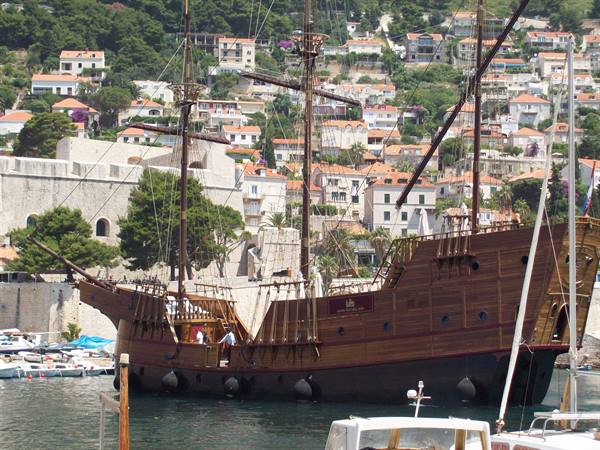Pity we have to board otherwise a little ride on the sailing ship would have been really worth it.. bye Dub