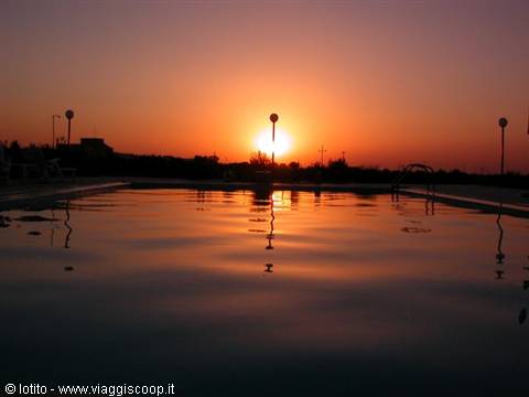 Sunset over the pool (ah, what a photographer i am...)