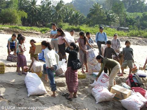 2 days along the Mekong - Unloading cargo moments...