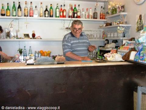 San Martino in Rio: 'Mario gives the bar counter a wipe with a cloth'
