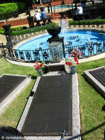 MEMPHIS - GRACELAND. Elvis's grave