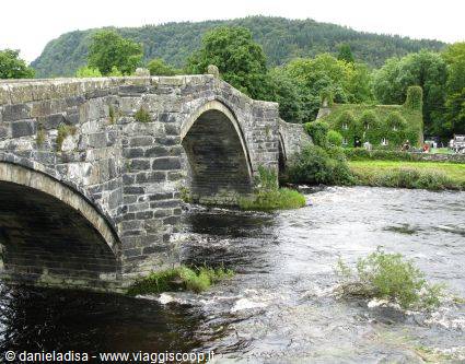 LLANWRST - TU HWNT I'R BONT