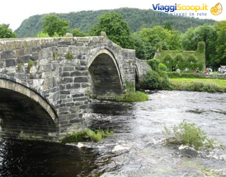 LLANWRST - TU HWNT I'R BONT