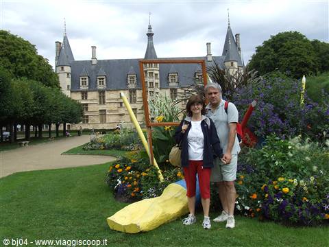 Couple among flowerbeds in front of the Jacques-Cœur Palace in Bourges