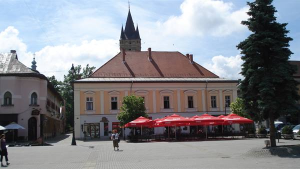 Square with red-umbrella café and Stefan Tower in Baia Mare