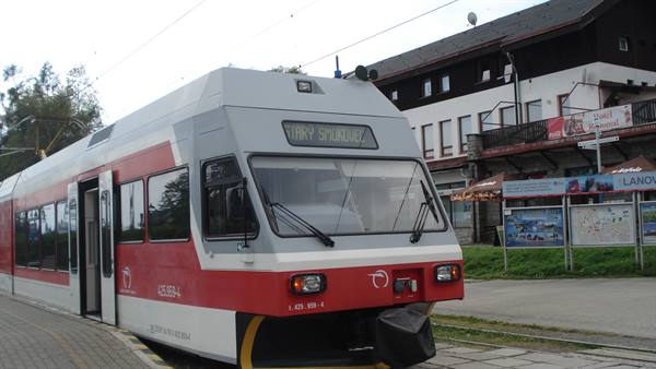 Red and grey train stopped at Tatranská Štrba railway station