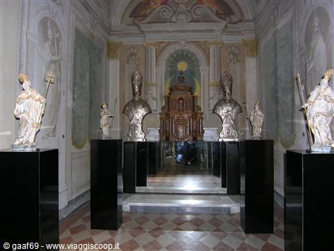 Chapel with saint statues on black pedestals, baroque altar and frescoes