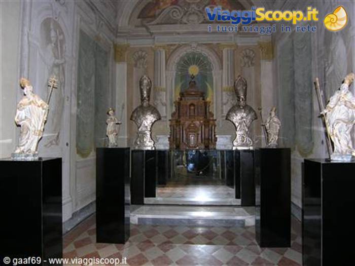 Chapel with saint statues on black pedestals, baroque altar and frescoes
