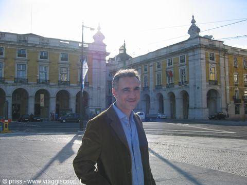Uomo sorridente davanti a Praça do Comércio, Lisbona, luce solare intense