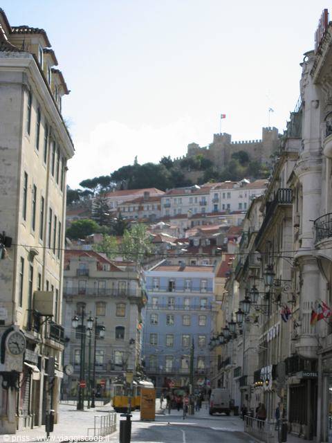 Baixa con tram giallo e Castello di San Giorgio sulla collina