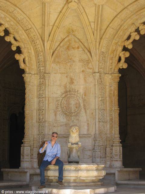 Man beside the lion fountain in the Mosteiro dos Jerónimos cloister