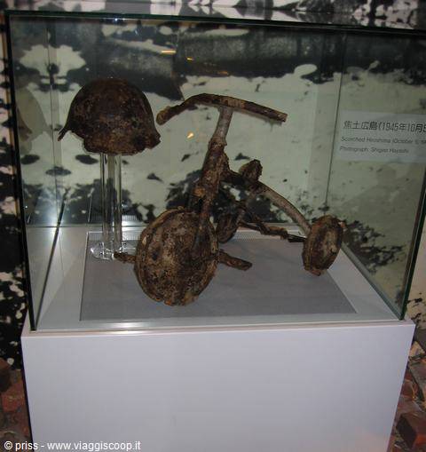 Triciclo e casco bruciati esposti al Museo della Pace di Hiroshima