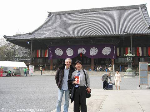 Sulle scale del Todai-ji di Nara, sorrisi davanti al grande padiglione