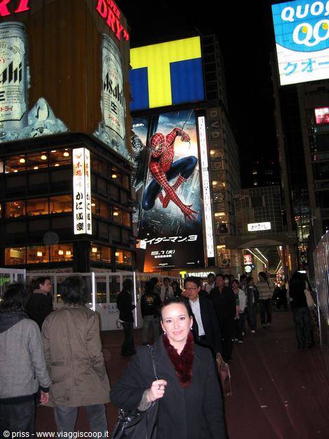 Notte a Dotonbori, Osaka: insegne luminose, poster di Spider-Man e folla in strada