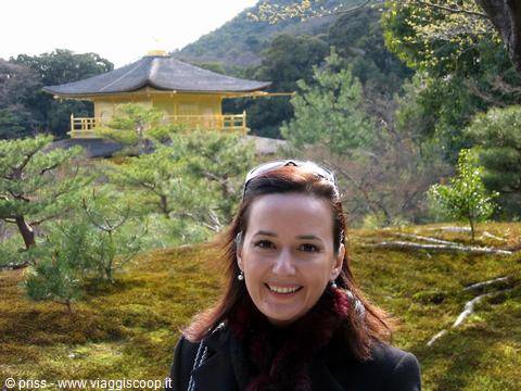 Sorridente davanti al Padiglione d'Oro, Kinkaku-ji, Kyoto