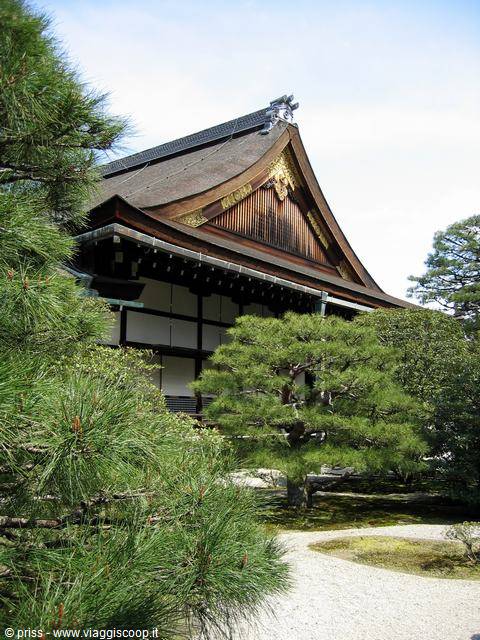 Tempio in legno tra pini secolari e ghiaia bianca, Kyoto