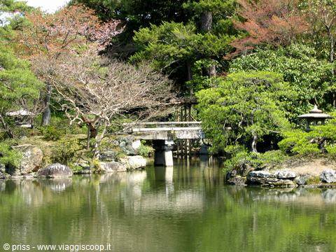 Ponte di pietra sul laghetto del giardino Kenroku-en, Kanazawa