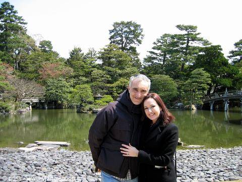 Coppia accanto allo stagno del giardino Koraku-en, Okayama