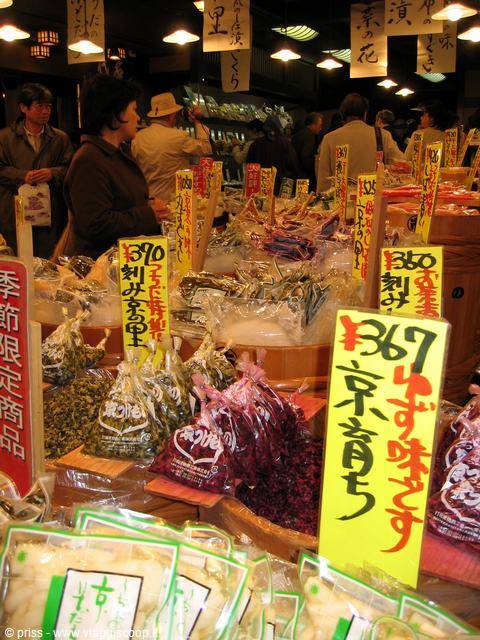 Mercato Nishiki di Kyoto, bancarella di sottaceti con cartelli di prezzi