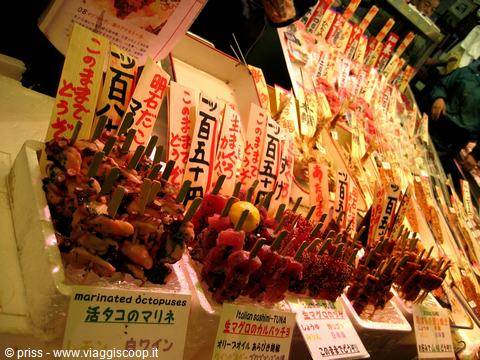 Spiedini di polpo marinatorchiusi nel mercato di Nishiki a Kyoto