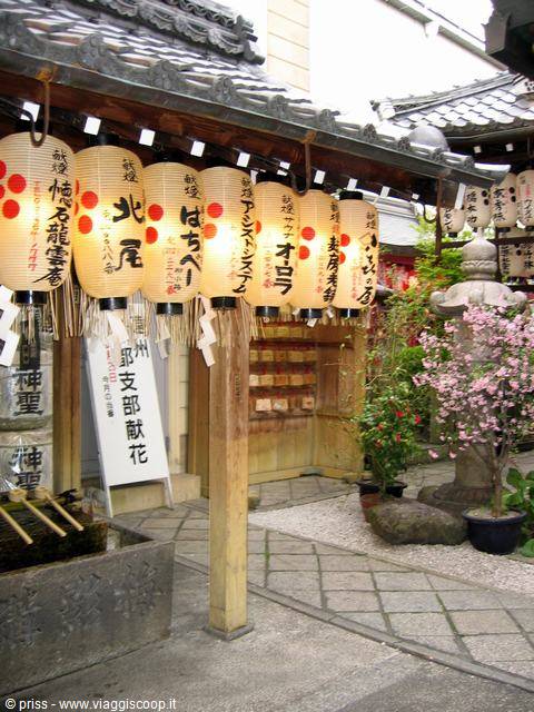 Lanterne di carta accese sotto il tetto del santuario Hozenji a Osaka