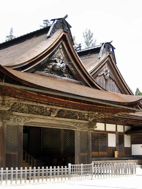 Tetti lignei intagliati del Kongobu-ji a Koyasan sotto la luce mattutina