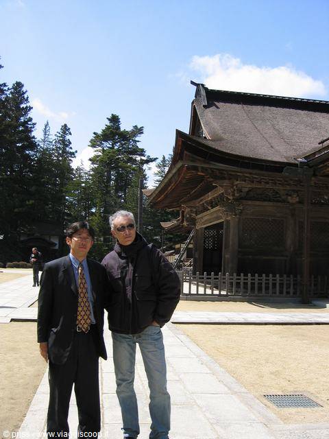 Due uomini accanto a un tempio di legno a Koyasan