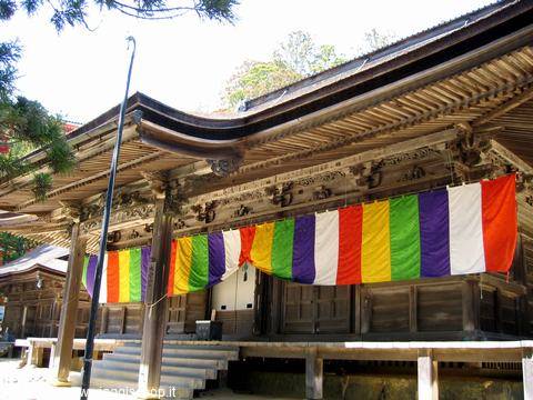 Bandiere colorate multicolori sotto il tetto ligneo del tempio a Koyasan