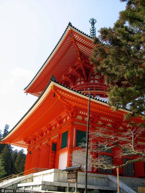 La pagoda vermiglia di Koyasan svetta tra i cedri sotto il sole