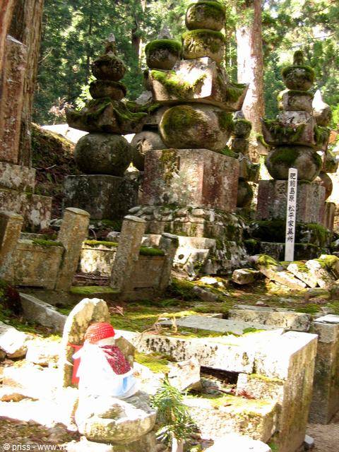 Cimitero di Okunoin a Koyasan, statue Jizo coperte di muschio tra gli alberi