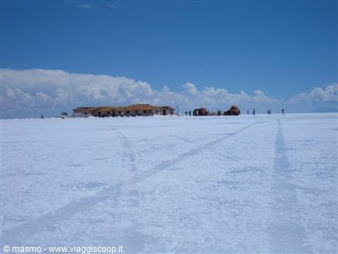 Salar de Uyuni: salt building and tourists on the endless white crust