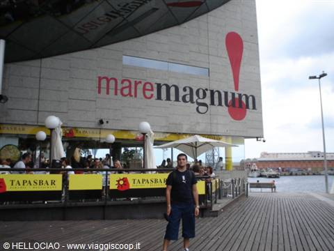 Tourist on the wooden boardwalk outside Maremagnum mall, Barcelona harbor