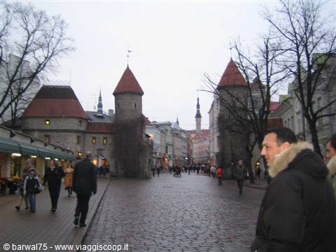 Viru Gate in Tallinn: medieval stone towers over cobbled street with pedestrians
