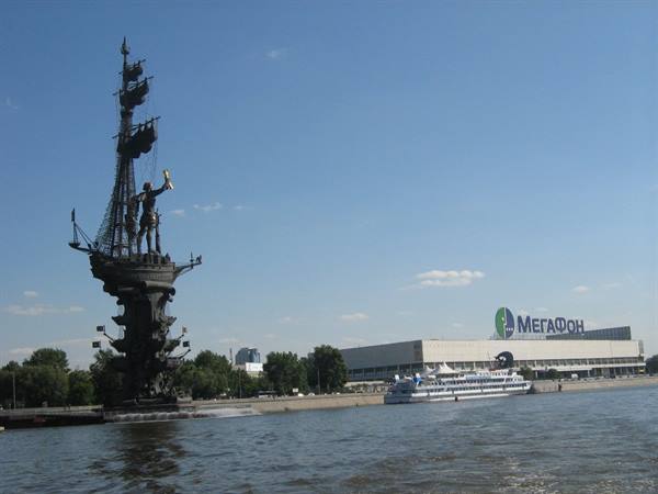 Peter the Great statue on the Moskva River, MegaFon building and white cruise ship nearby