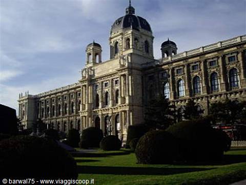 Kunsthistorisches Museum in Vienna, stone dome behind green hedges